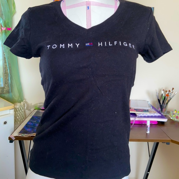 Tommy Hilfiger women’s black fitted V-neck T-shirt - Picture 1 of 1